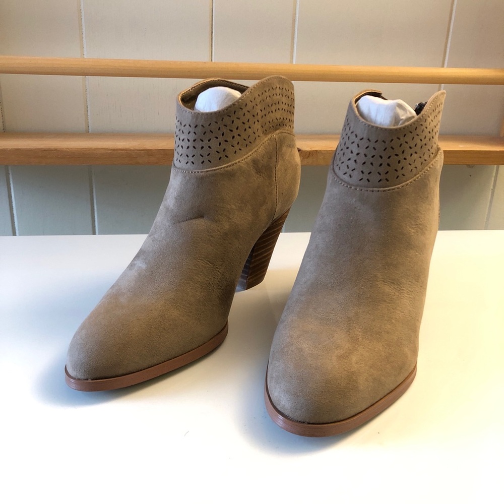 Violet & Red Tan Jackson Unisex Pointh Toe Faux Suede Women’s size 6.5 Booties